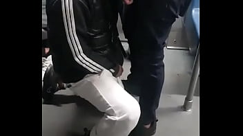 chupando verga en el metro