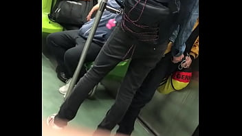 Un wey caliente le jala la verga a chavito en metro