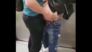 Chavos se divierten en el metro