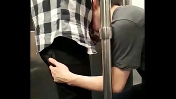 Jovencito mamando verga en el metro
