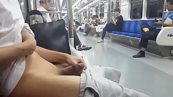 Punhetando no metro da china