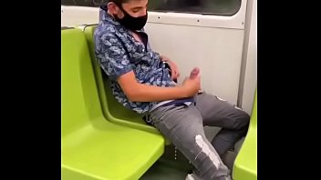 Máscarado batendo punheta no metro